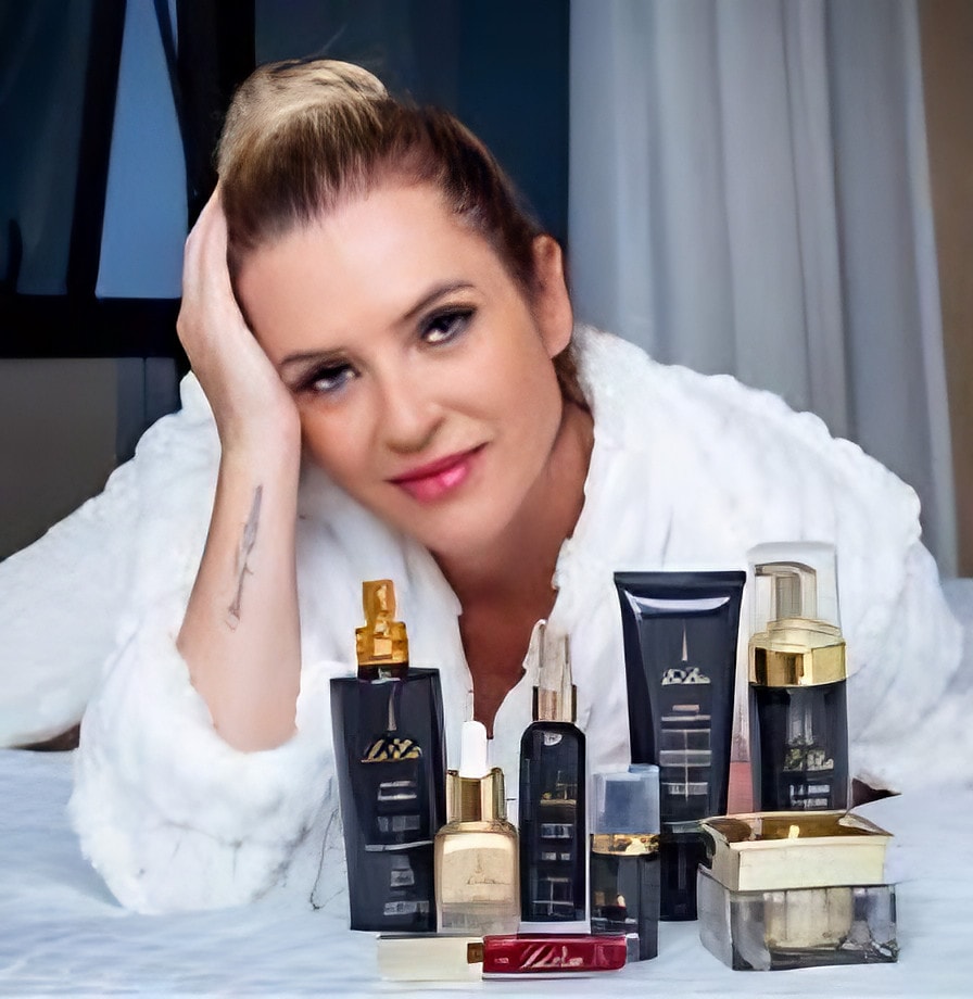 Empresária posando com sua linha de cosméticos