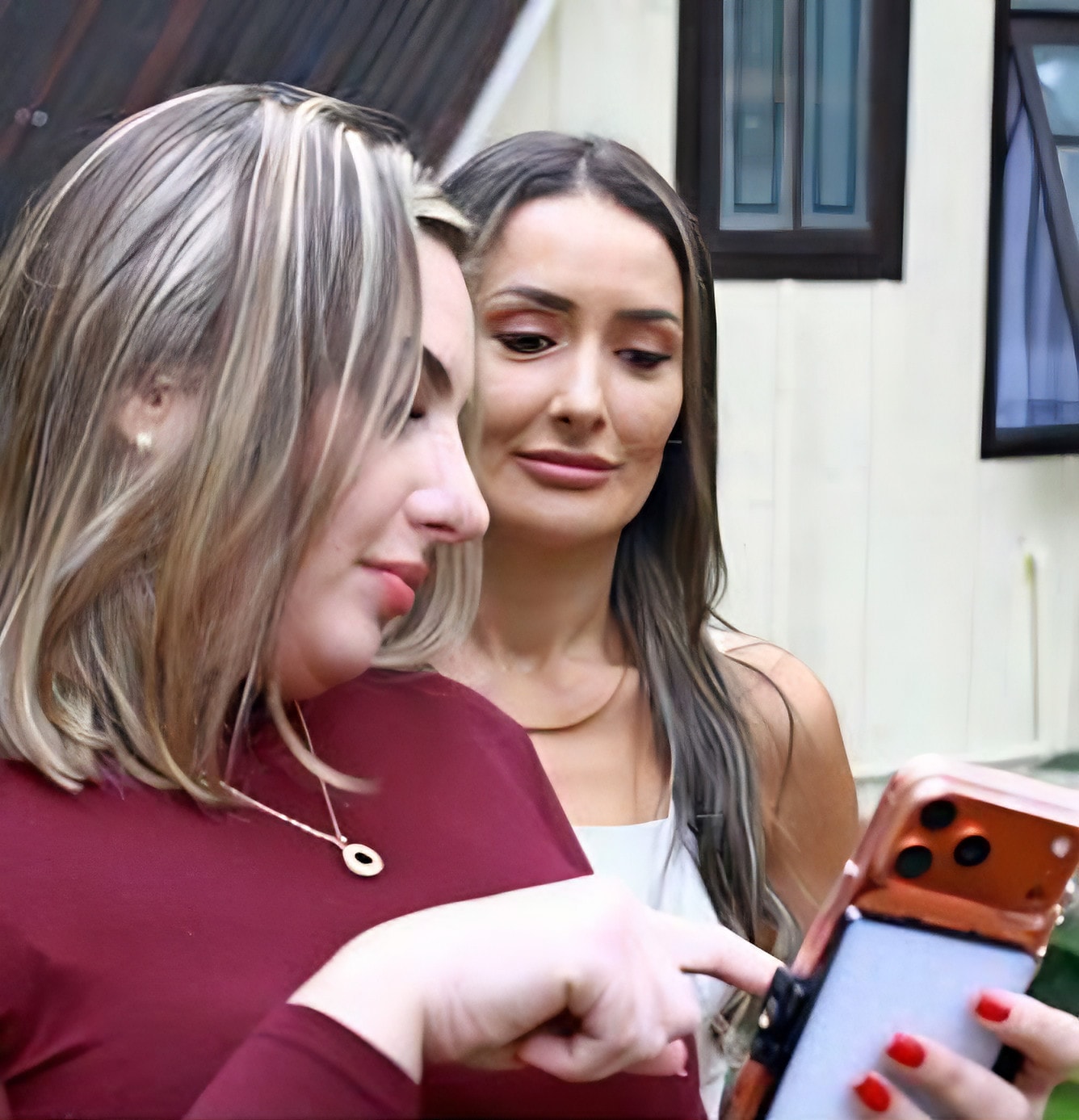 Cliente conferindo o conteúdo no celular